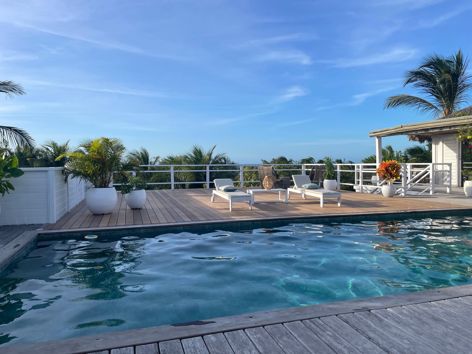 Piscine et deck de Villa Tomama à Preá